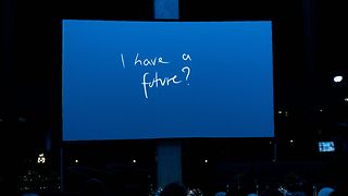 Selbst produzierter Animationsfilm mit Text auf Leinwand: "I have a future?"