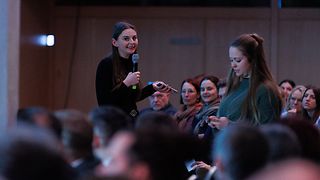 Studentinnen stehen im Publikum und erzählen von ihren persönlichen Erfahrungen mit den sozialen Medien.