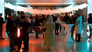 Die Gäste beim Stehempfang im Eingangsbereich des Landtags