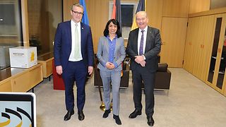Gruppenbild vor den Fahnen im Amtszimmer der Landtagspräsidentin (Dr. Claudius Werwigk, Muhterem Aras und Per Thöresson)