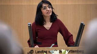 Landtagspräsidentin Muhterem Aras spricht am Rednerpult