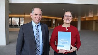 Landtagsdirektorin Christine Werner nimmt den Bericht entgegen