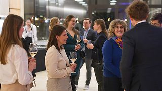 Get-together im Foyer