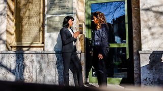 Muhterem Aras und Makbule Koçak vor dem Konsulat im Gespräch.