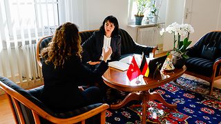 Landtagspräsidentin Aras im Gespräch mit der türkischen Generalkonsulin Makbule Koçak.