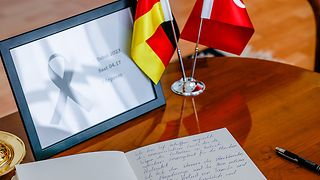 Das Kondolenzbuch auf einem Tisch. 