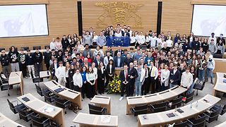Gruppenbild aller Teilnehmenden im Plenarsaal