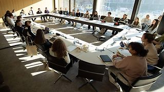Arbeitsgruppe in einem Konferenzsaal