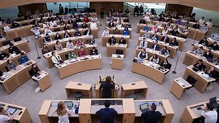 Blick in den Plenarsaal mit Teilnehmenden