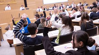 Schülerinnen und Schüler im Plenarsaal