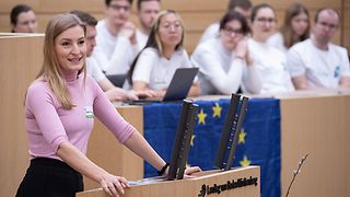 Schülerin am Rednerpult im Plenarsaal