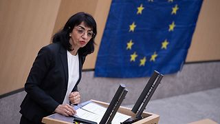 Landtagspräsidentin Aras am Rednerpult im Plenarsaal