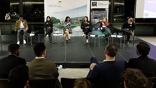 Die Landtagspräsidentin mit Jugendlichen bei der Podiumsdiskussion