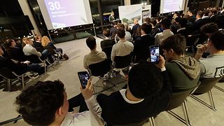 Junge Menschen filmen aus dem Publikum