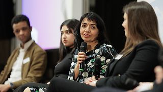 Landtagspräsidentin Aras spricht bei der Podiumsdiskussion