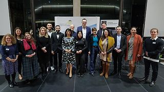 Gruppenfoto mit Landtagspräsidentin Aras, Landtagsabgeordneten und Jugendlichen