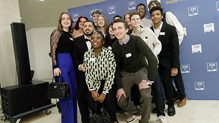 Jugendliche posieren für ein Foto