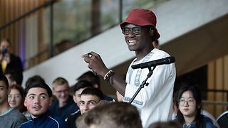 Musiker Ezé eröffnet die Veranstaltung