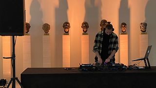 DJ im Eingangsbereich des Landtags