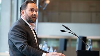 Staatssekretär Florian Hassler am Rednerpult