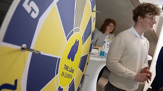 Glücksrad im Eingangsbereich des Landtags