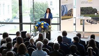 Landtagspräsidentin am Rednerpult