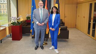 Der israelische Botschafter mit Landtagspräsidentin Muhterem Aras vor den Flaggen in ihrem Dienstzimmer