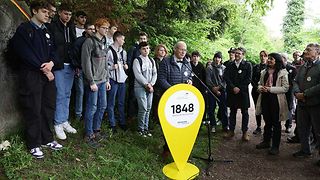 Sven von Ungern-Sternberg umringt von Gästen am Rednerpult