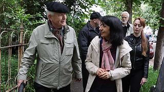 Landtagspräsidentin Aras im Gespräch auf dem Spazierweg