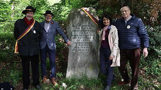 Muhterem Aras, Sven von Ungern-Sternberg, Heinz Siebold und ein weiterer Mann am Gedenkstein