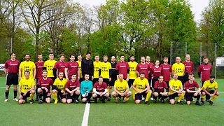 Mannschaftsfoto mit den Spielern beider Teams