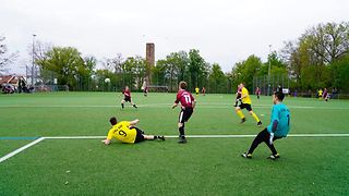 Spielerinnen und Spieler des Landtags und des LBV kämpfen um den Ball.