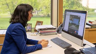 Landtagspräsidentin Muhterem Aras sitzt am Bildschirm in ihrem Dienstzimmer.