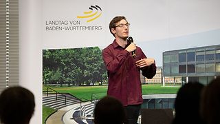 Poetry Slammer Kai Bosch spricht auf der Bühne.