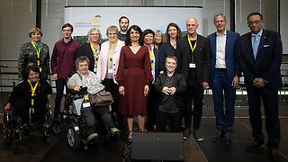 Gruppenbild der Programmbeteiligten mit Landtagspräsidentin Muhterem Aras