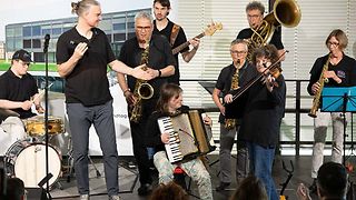 Die Musikgruppe Groove Inclusion macht Stimmung auf der Bühne.