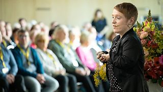 Landesbehindertenbeauftragte Simone Fischer spricht zu den Gästen.