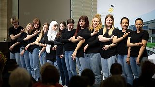 Der Gebärdenchor „Hands on music“ performt auf der Bühne.