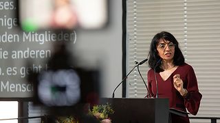 Landtagspräsidentin Muhterem Aras begrüßt am Rednerpult.