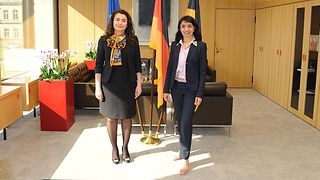 Die Generalkonsulin der Republik Türkei in Stuttgart, Makbule Koꞔak (li.), neben Landtagspräsidentin Muhterem Aras