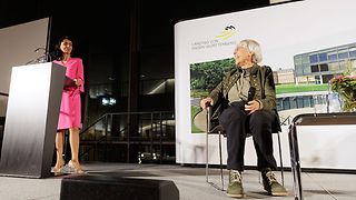 Landtagspräsidentin Muhterem Aras und Dr. Renate Hellwig auf der Bühne