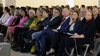 Mehr als 300 Gäste nehmen an der Veranstaltung am Weltfrauentag im Landtag teil.