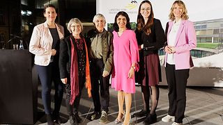 Gruppenbild mit Landtagspräsidentin Aras, Dr. Hellwig und den frauenpolitischen Sprecherinnen Dorothea Kliche-Behnke (SPD, v. l.), Stefanie Seemann (Grüne), Alena Trauschel (FDP/DVP) und Isabell Huber (CDU)
