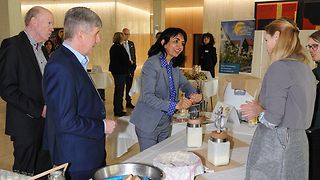 Landtagspräsidentin Aras an einem Info-Stand