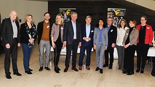 Unser Foto zeigt u.a.: Andreas Weiß (3. v. li.), Geschäftsführer der Arbeitsgemeinschaft und Museumsleiter in Neuhausen ob Eck, Stefan Bär (6. v. li.), Landrat des Landkreises Tuttlingen und Vorsitzender der Arbeitsgemeinschaft, Landtagspräsidentin Muhterem Aras (7. v. li.), Dr. Jürgen Kniep (8. v. li.), Sprecher der Arbeitsgemeinschaft und Museumsleiter in Kürnbach