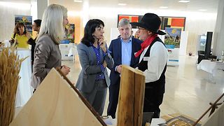 Präsidentin Aras im Gespräch