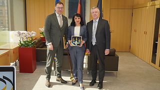 Oleksii Makeiev (li.), Außerordentlicher und Bevollmächtigter Botschafter der Republik Ukraine in der Bundesrepublik Deutschland, Präsidentin Aras und Generalkonsul der Ukraine in München, Yuriy Yarmilko (re.),