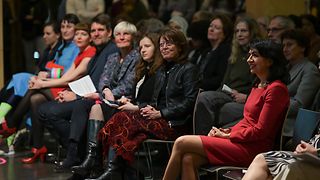 Präsidentin Aras und Zuschauer 