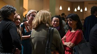 Präsidentin Aras im Gespräch mit Gästen 