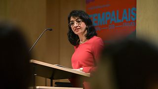 Präsidentin Aras hält eine Rede